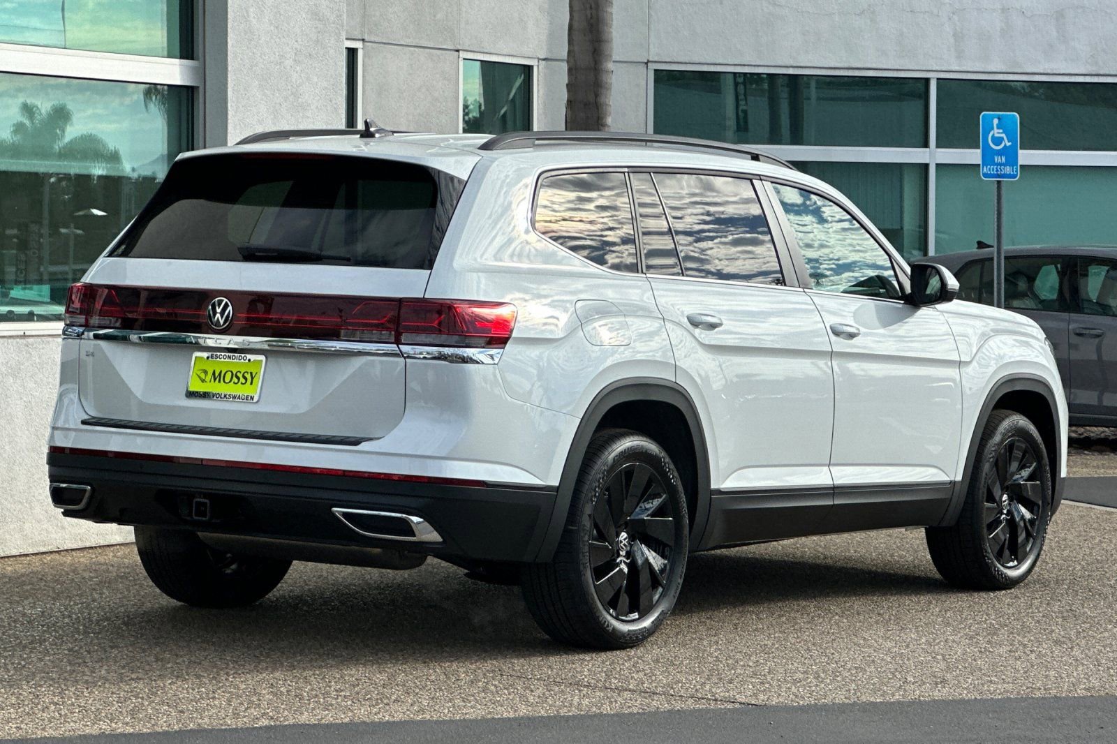 New 2026 Volkswagen Atlas SE image 4