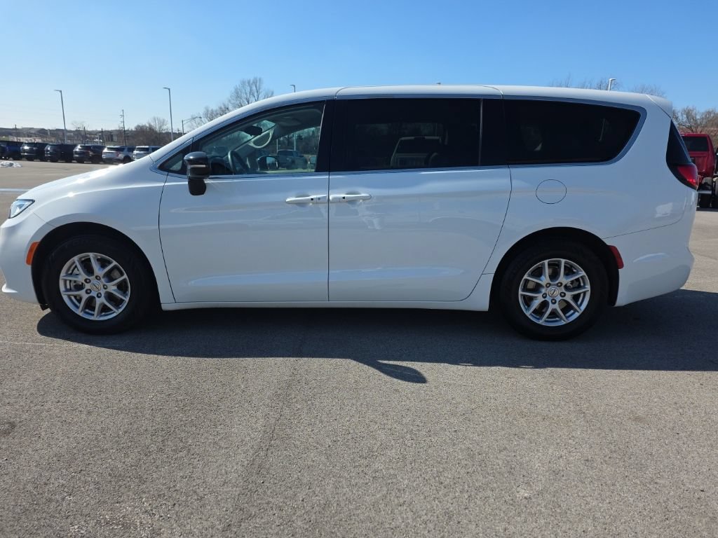 Used 2024 Chrysler Pacifica Touring-L FWD image 8