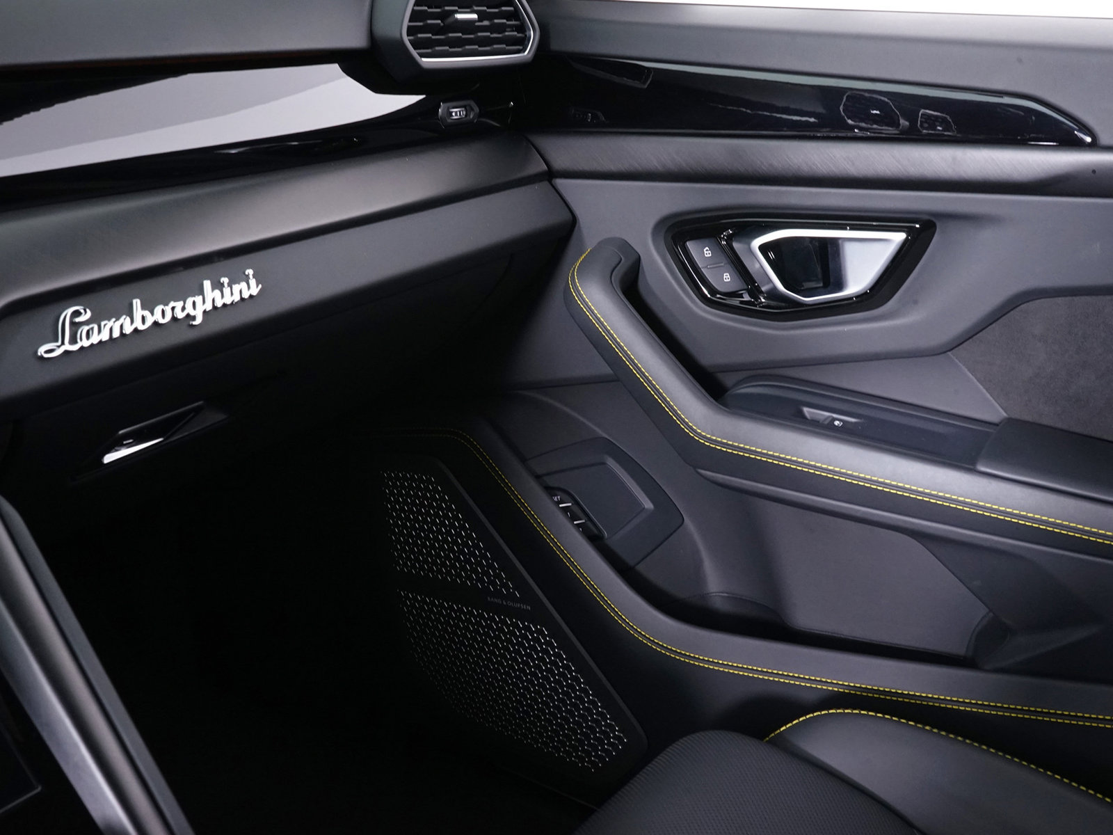Used 2023 Lamborghini Urus S AWD/4WD image 23