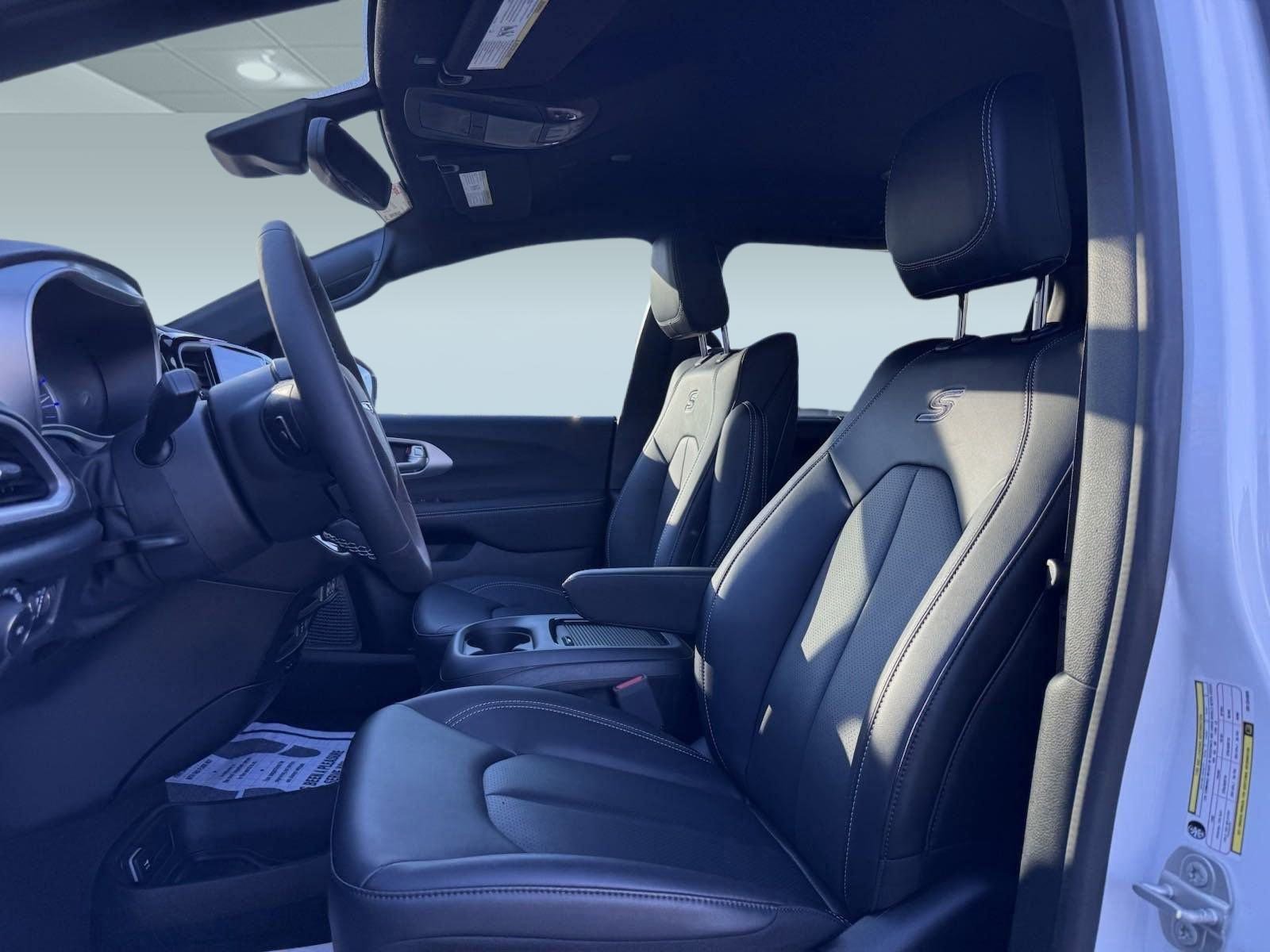 New 2024 Chrysler Pacifica Limited w/ Uconnect Theater Family Group image 3