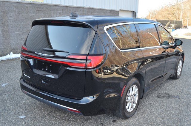 Used 2024 Chrysler Pacifica Touring-L image 8