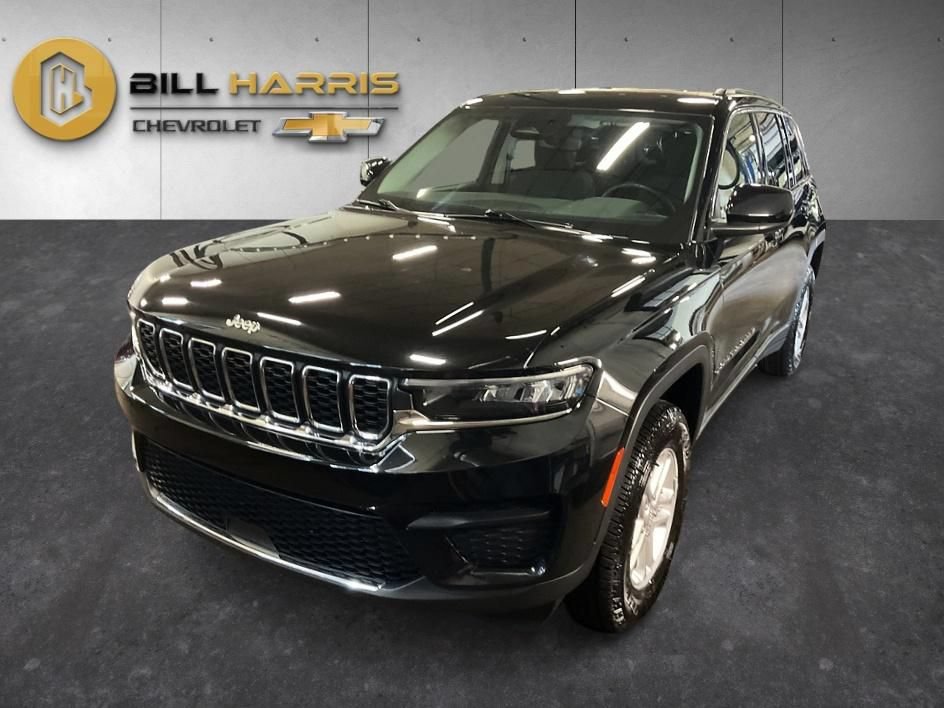 Used 2023 Jeep Grand Cherokee Laredo w/ Luxury Tech Group I AWD/4WD image 1