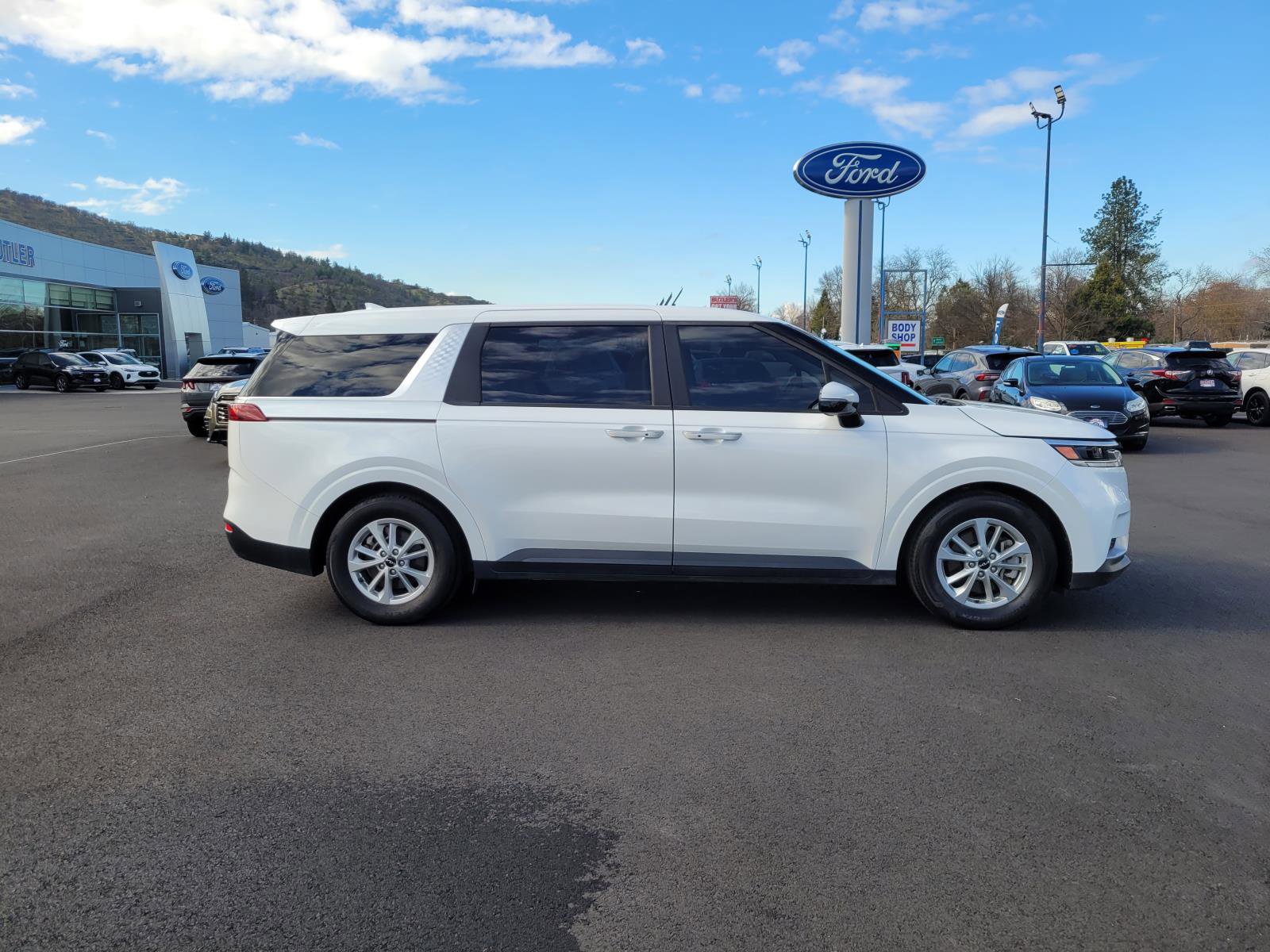 Used 2024 Kia Carnival LX image 4