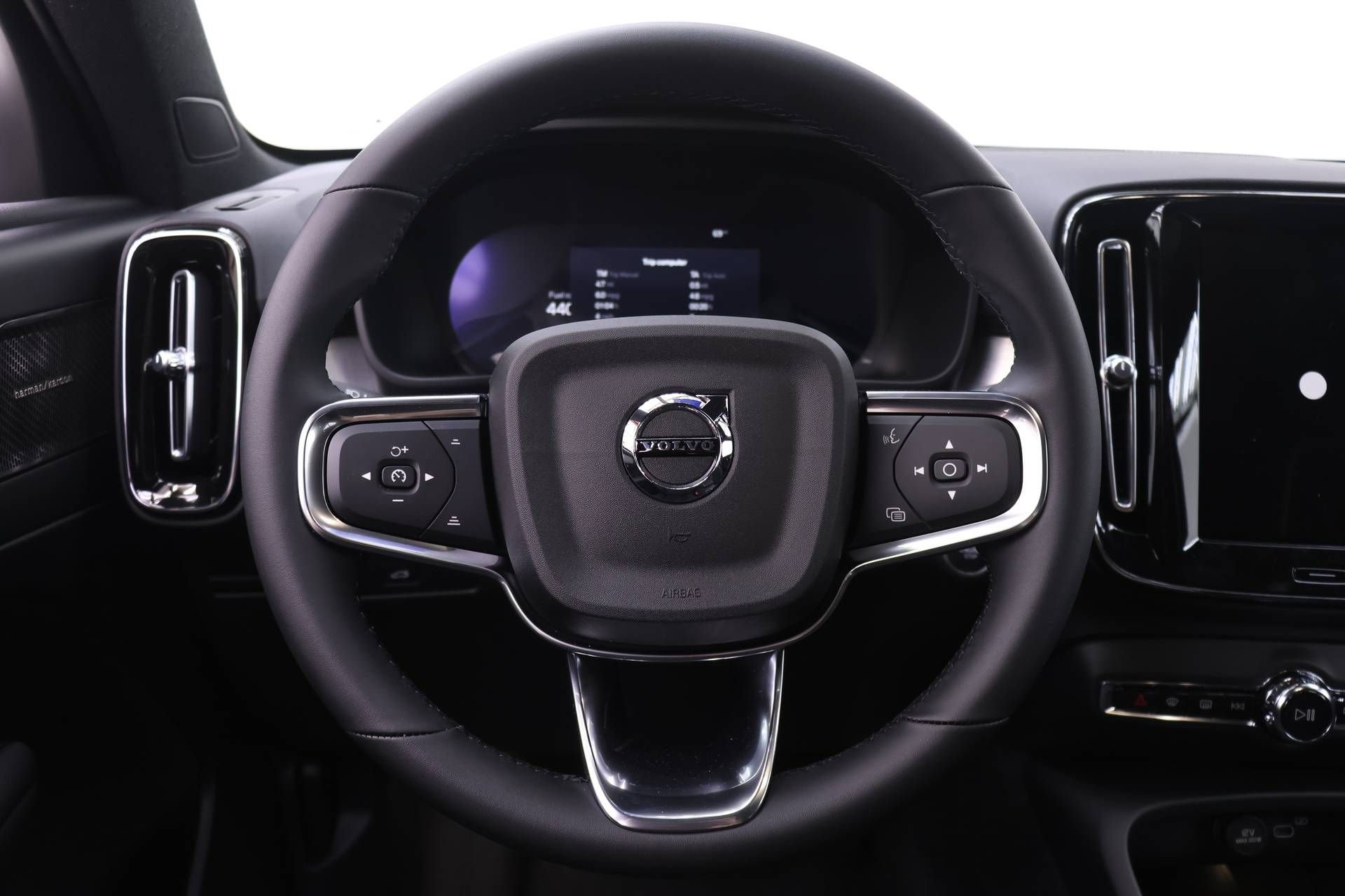 New 2026 Volvo XC40 B5 Ultra w/ Climate Package AWD/4WD image 15