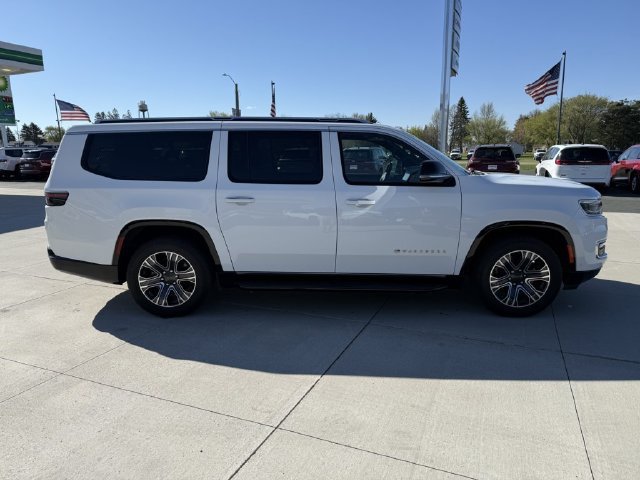 Used 2023 Jeep Wagoneer L Series II AWD/4WD image 9