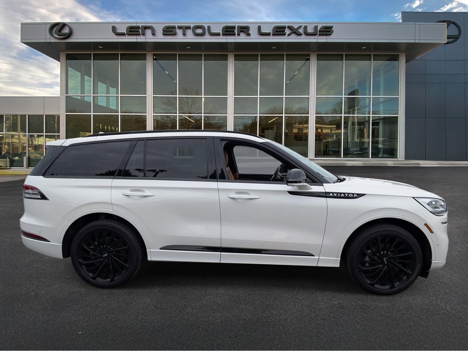 Used 2024 Lincoln Aviator Black Label w/ Jet Package AWD/4WD image 2