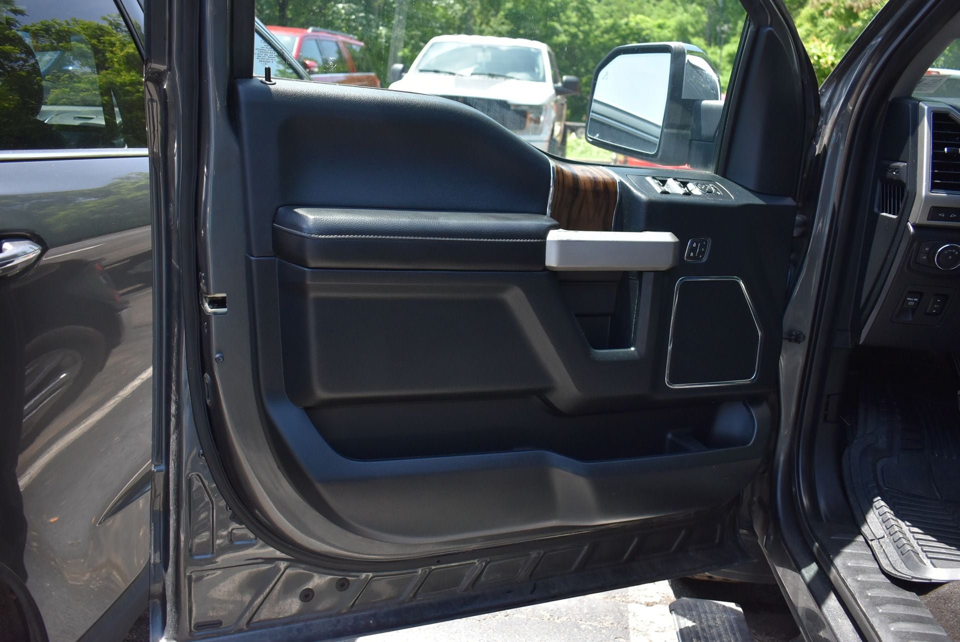 Used 2019 Ford F150 Lariat w/ Equipment Group 502A Luxury AWD/4WD image 9