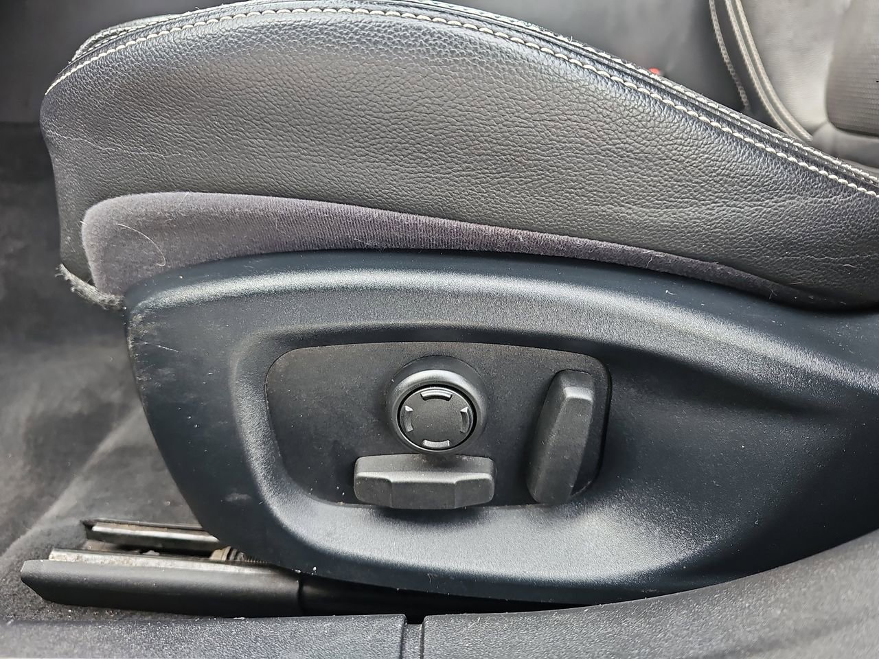 Used 2018 Jaguar XF R-Sport image 35