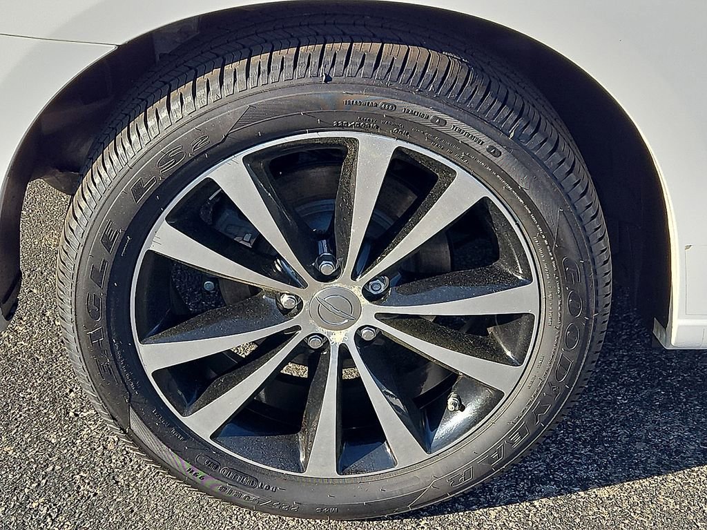 Used 2014 Chrysler 200 S FWD image 7