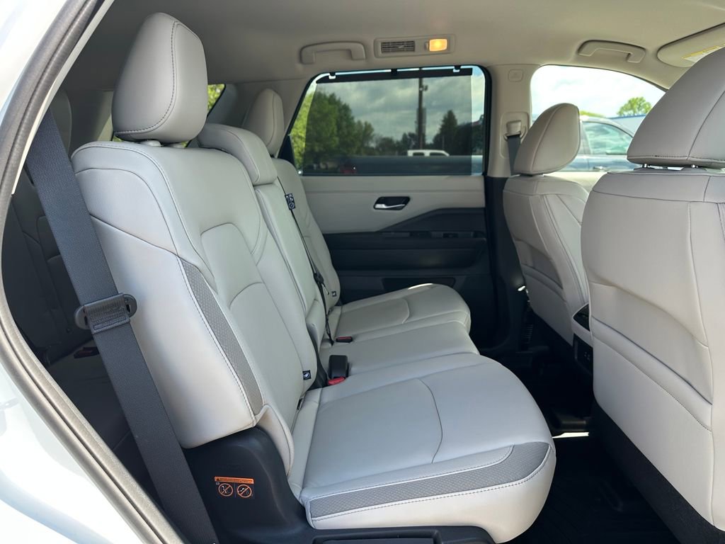 Used 2025 Nissan Pathfinder SL w/ Lighting Package (N92) image 21