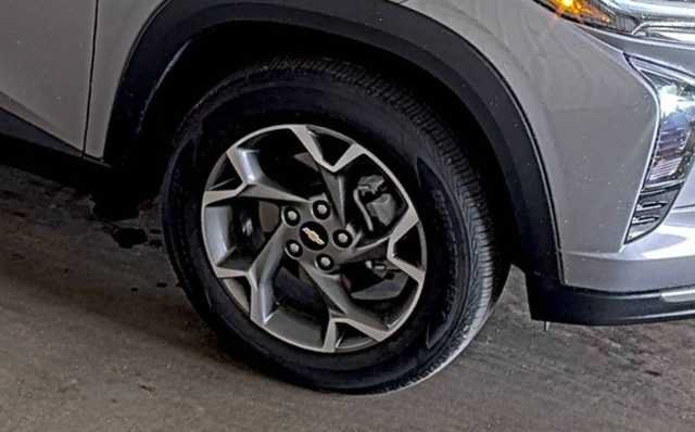 Used 2025 Chevrolet Trax LT FWD image 4