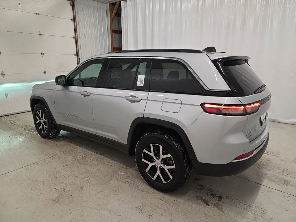 Used 2025 Jeep Grand Cherokee Limited image 3