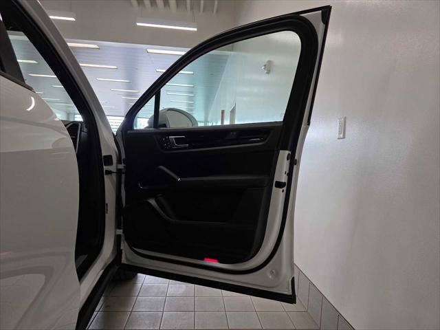 Used 2023 Porsche Cayenne AWD/4WD image 12