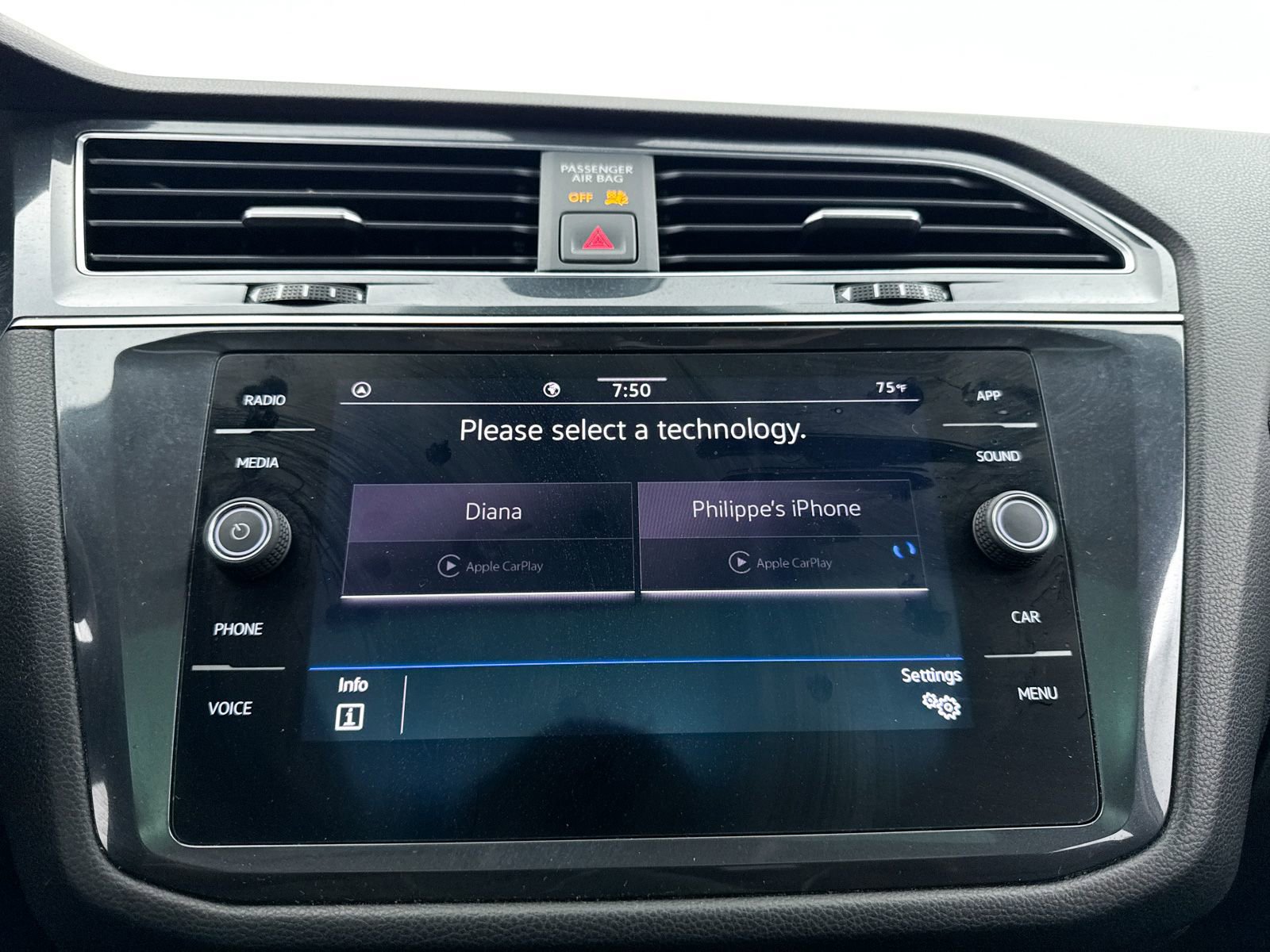 Used 2022 Volkswagen Tiguan SE w/ Panoramic Sunroof Package image 21