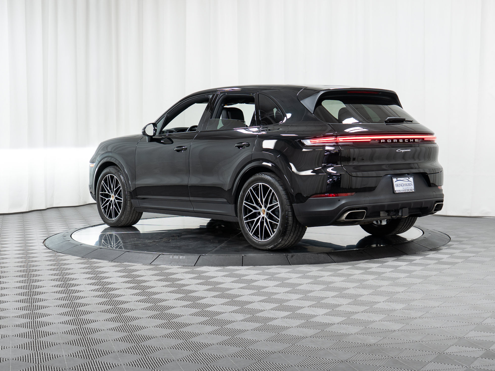 Used 2025 Porsche Cayenne AWD/4WD image 30