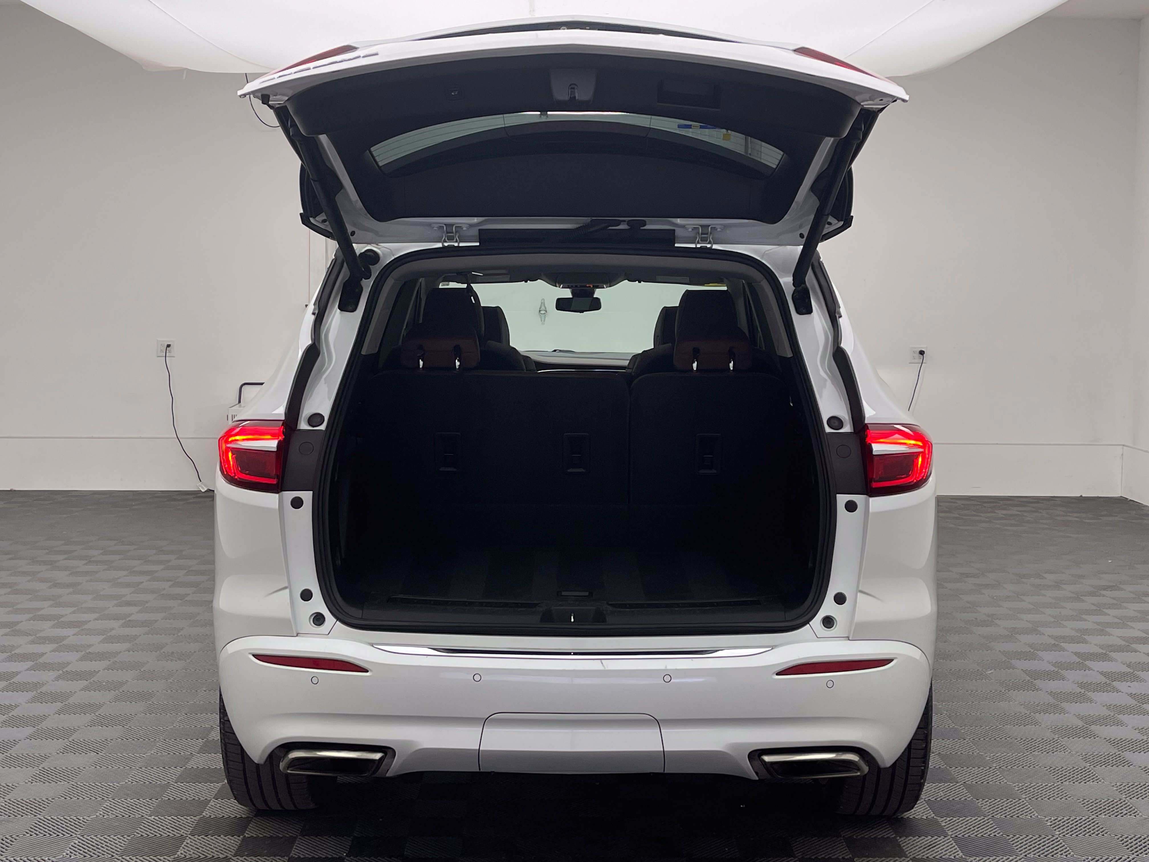 Used 2020 Buick Enclave Avenir w/ Avenir Technology Package FWD image 11