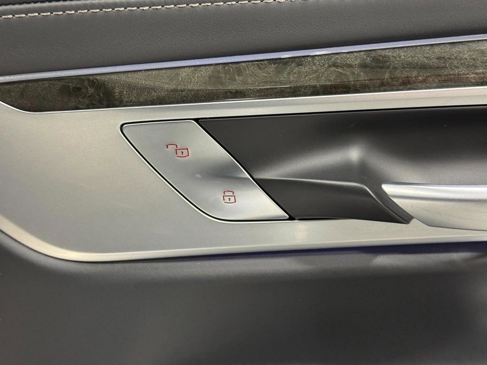 Used 2022 BMW 750i xDrive w/ Executive Package image 22