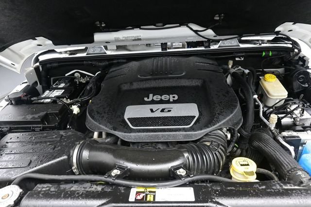 Used 2016 Jeep Wrangler Unlimited Sahara w/ Connectivity Group AWD/4WD image 29
