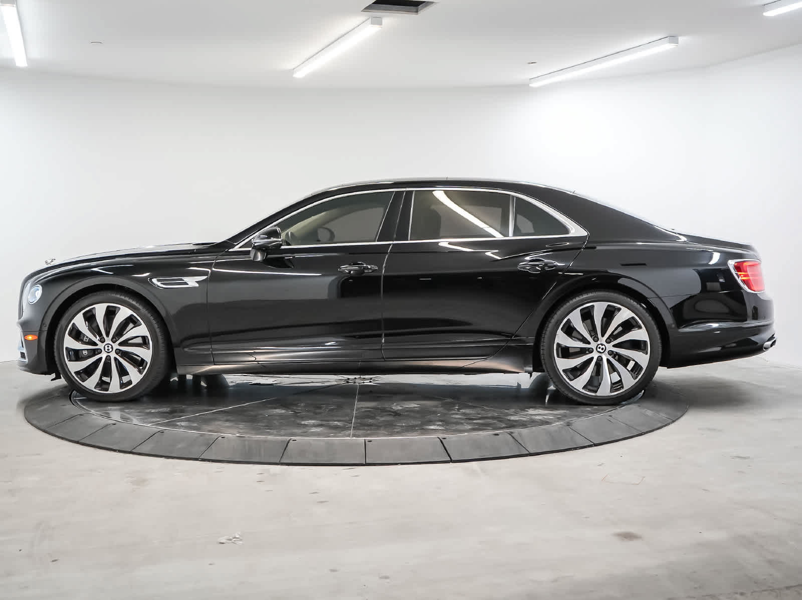 Used 2022 Bentley Flying Spur V8 AWD/4WD image 2
