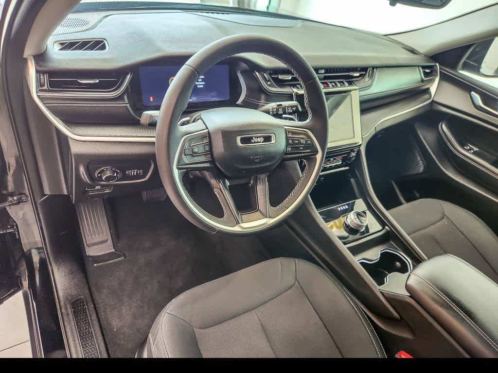 Used 2023 Jeep Grand Cherokee Laredo AWD/4WD image 10