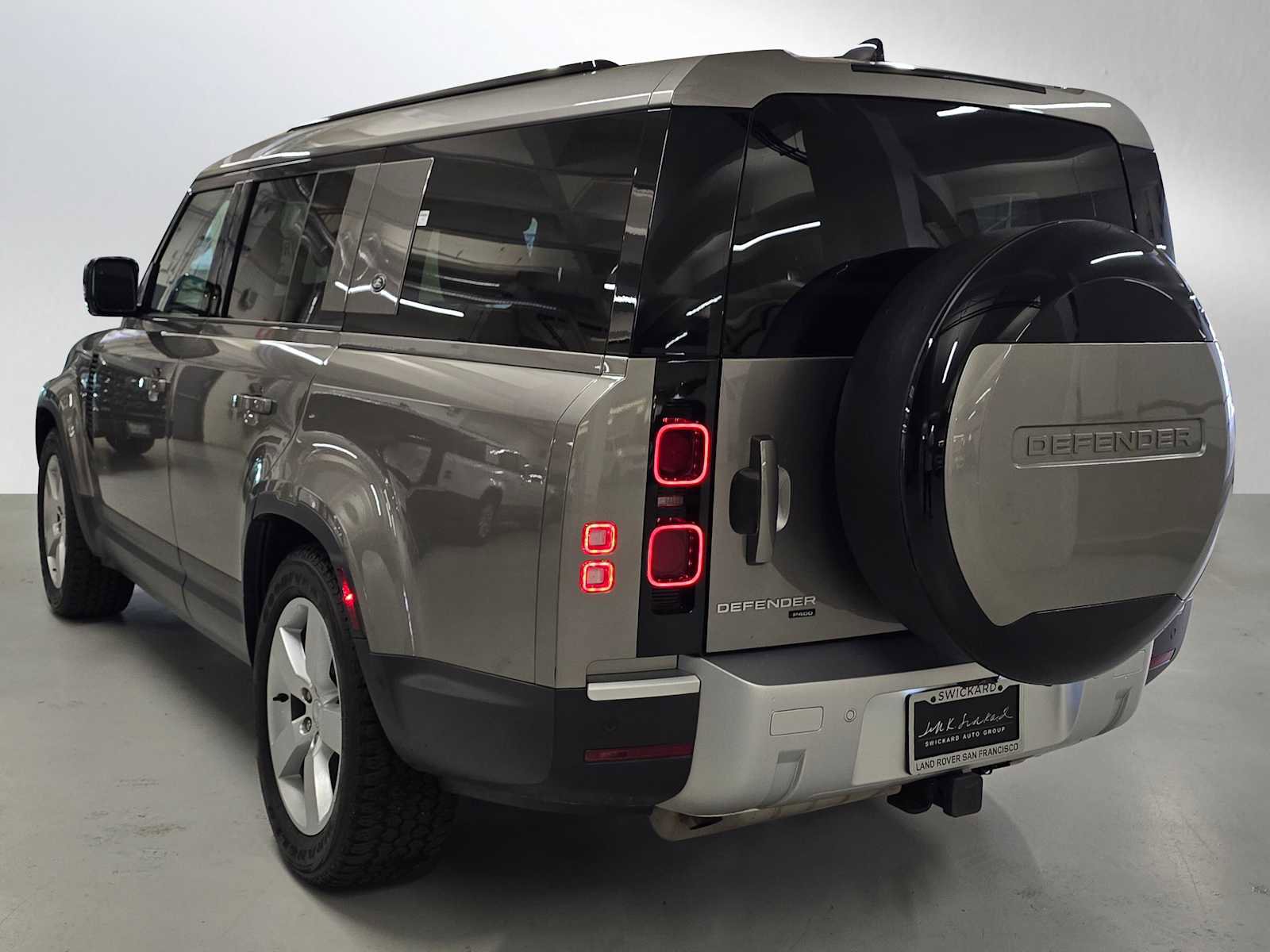 Used 2023 Land Rover Defender 130 SE image 3