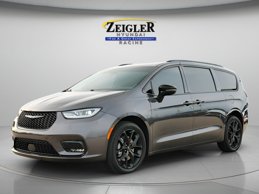 Used 2023 Chrysler Pacifica Limited w/ S Appearance Package AWD/4WD image 3
