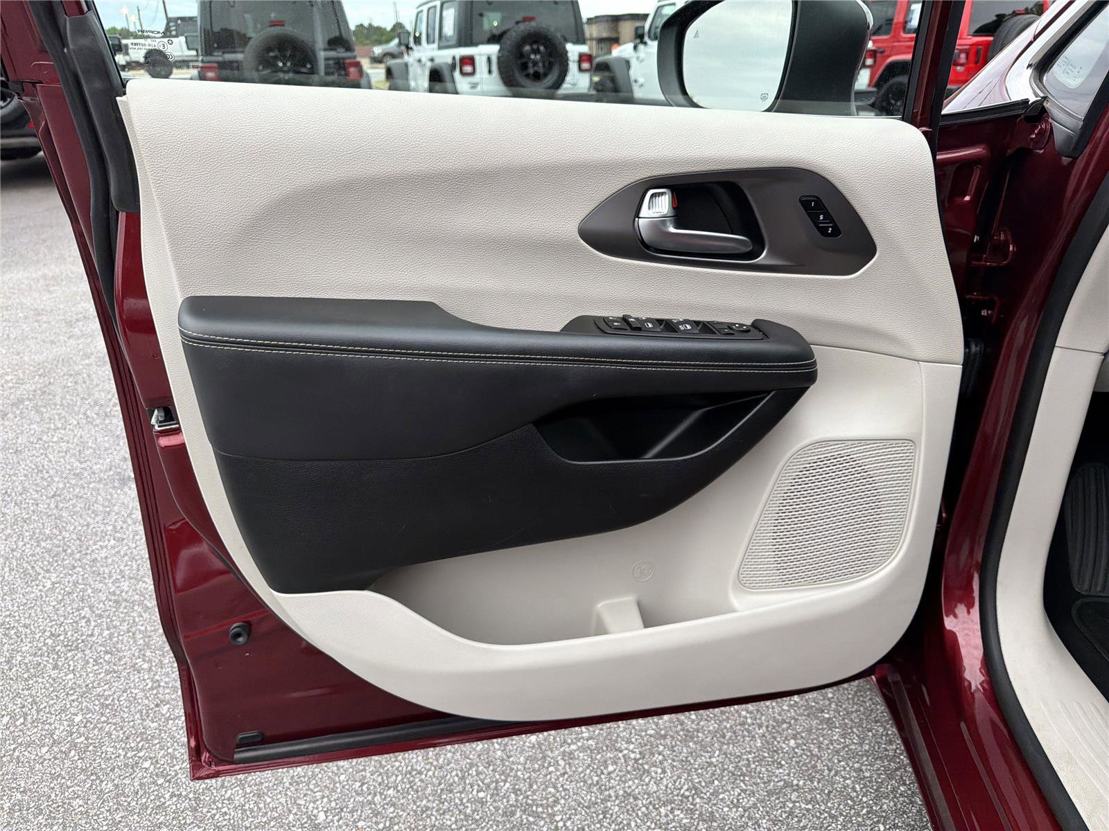 Used 2023 Chrysler Pacifica Touring-L FWD image 9