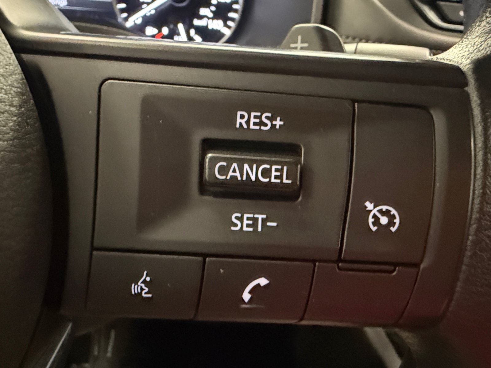 Used 2024 Nissan Rogue S FWD image 32