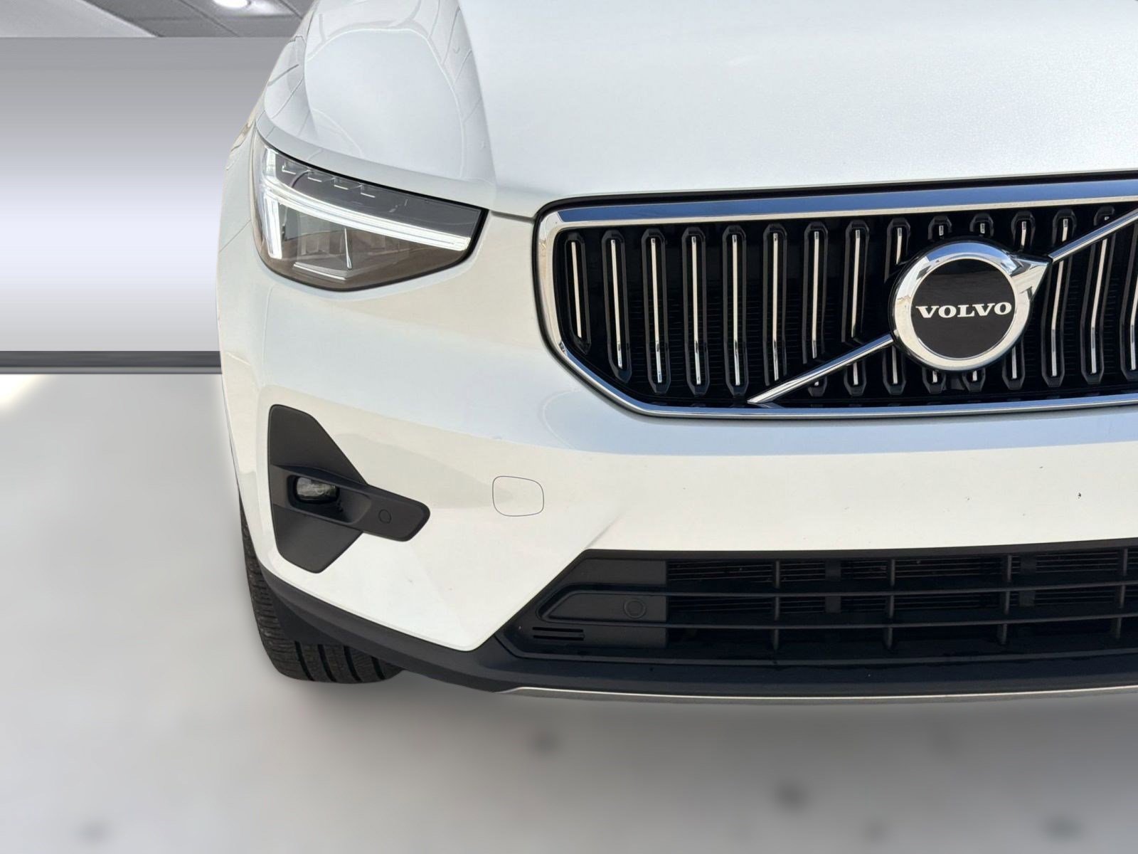 Used 2023 Volvo XC40 B5 Plus w/ Protection Package Premier image 28