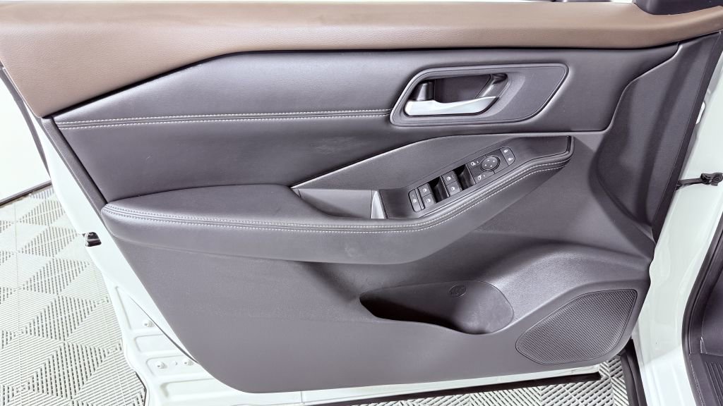 Used 2023 Nissan Rogue SV w/ SV Premium B Package image 9