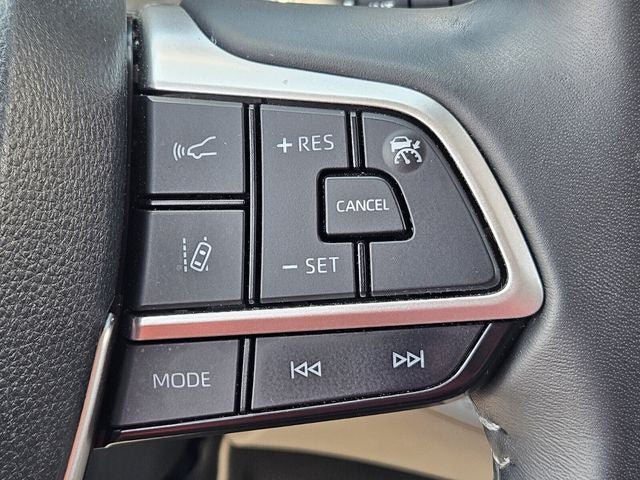 Used 2024 Toyota Highlander XLE FWD image 33