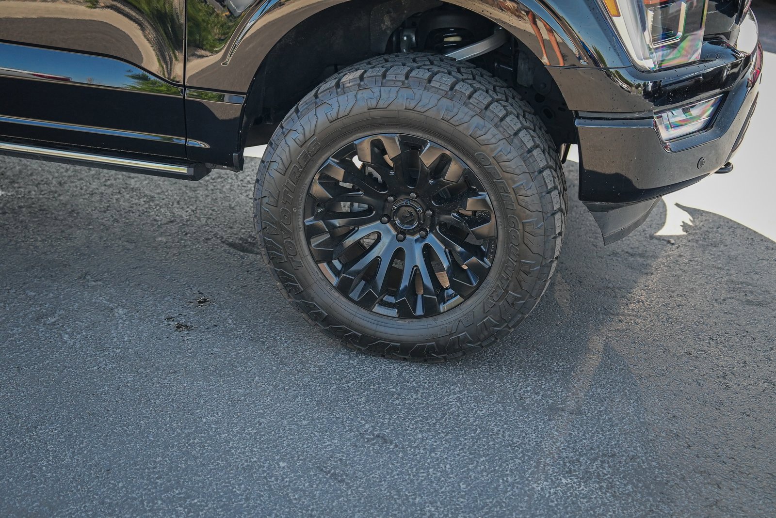 Used 2023 Ford F150 Lariat image 4