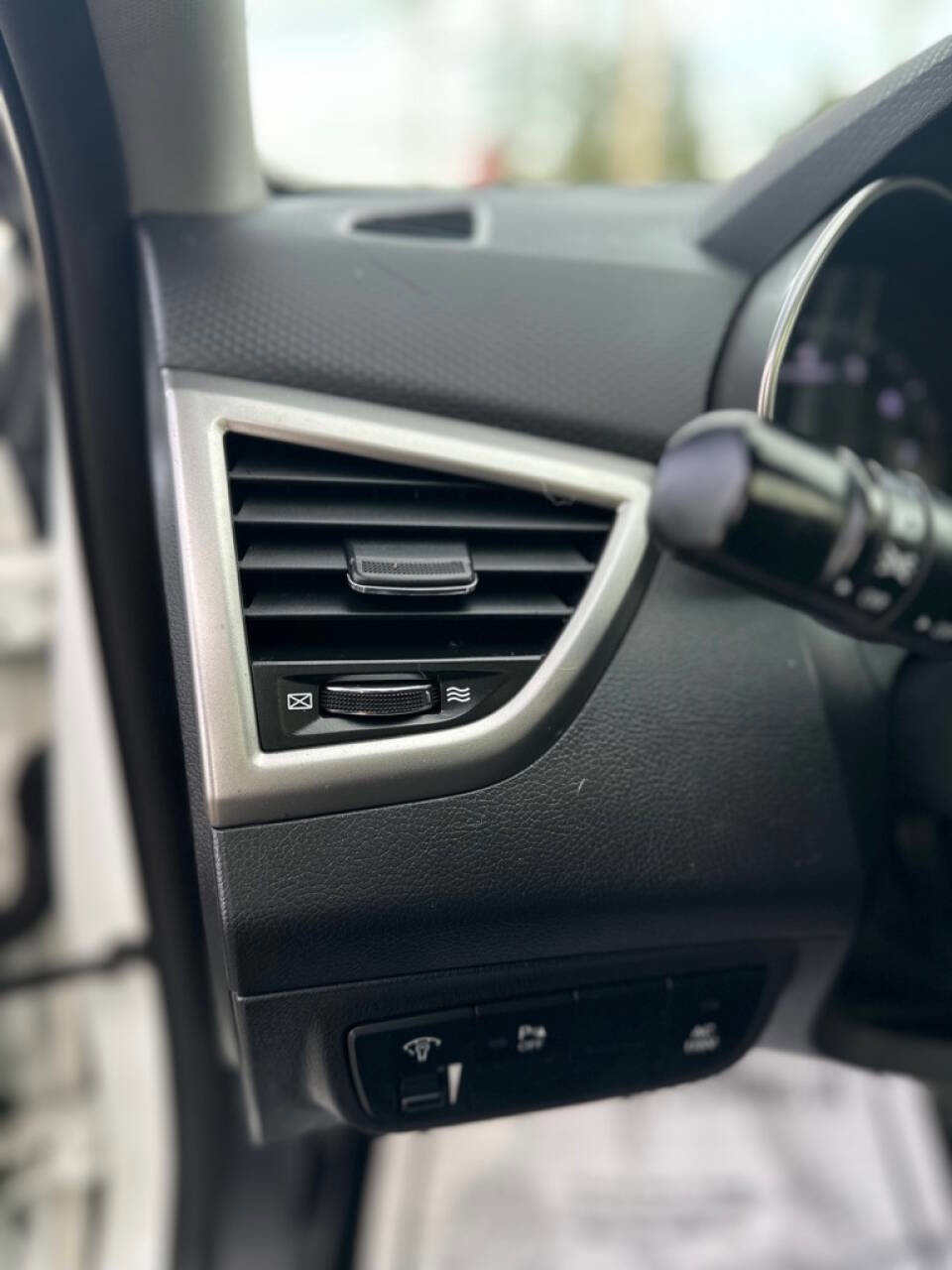 Used 2013 Hyundai Veloster w/ Tech Pkg image 16