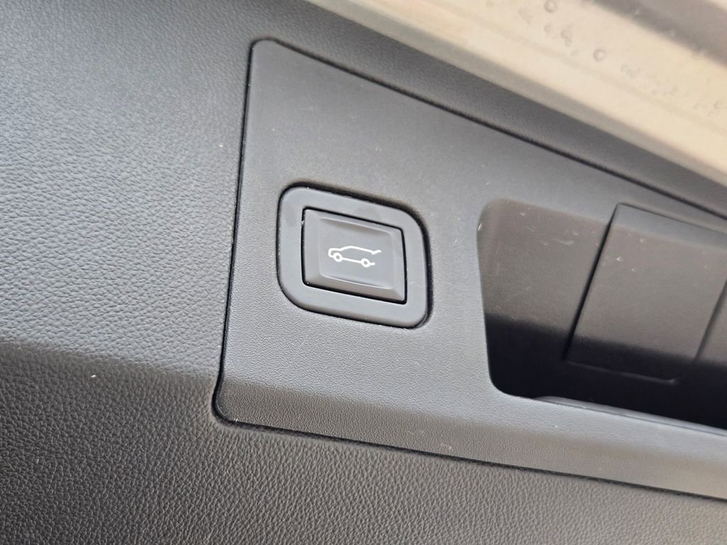 Used 2018 Cadillac XT5 Luxury w/ Driver Awareness Package image 32