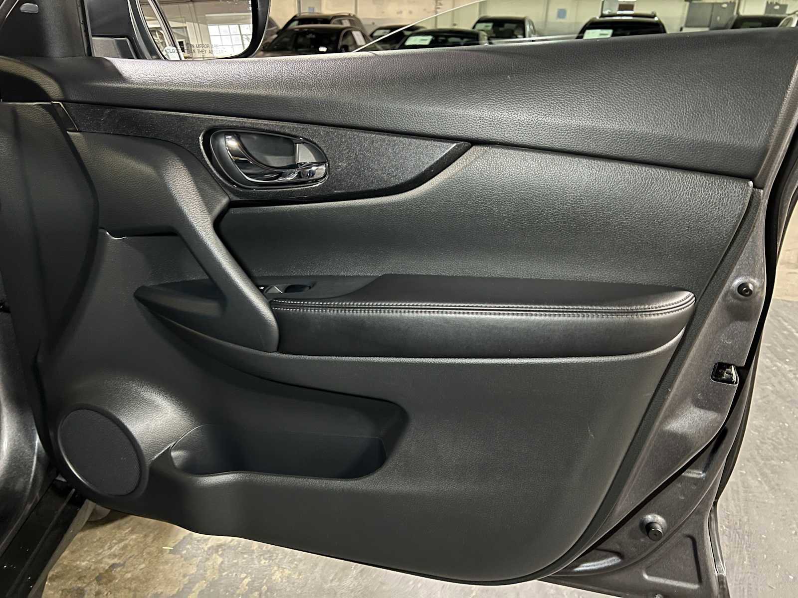 Used 2017 Nissan Rogue SV w/ SV Premium Package image 10