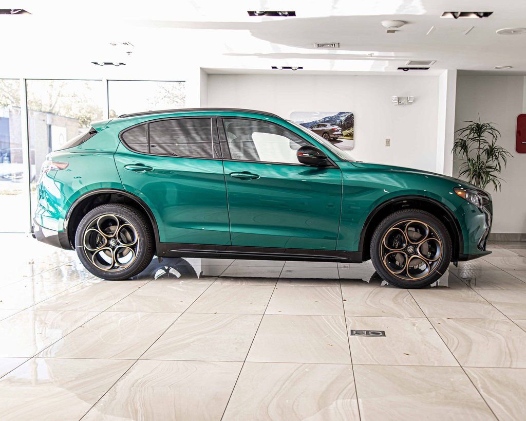 New 2025 Alfa Romeo Stelvio Sprint image 9