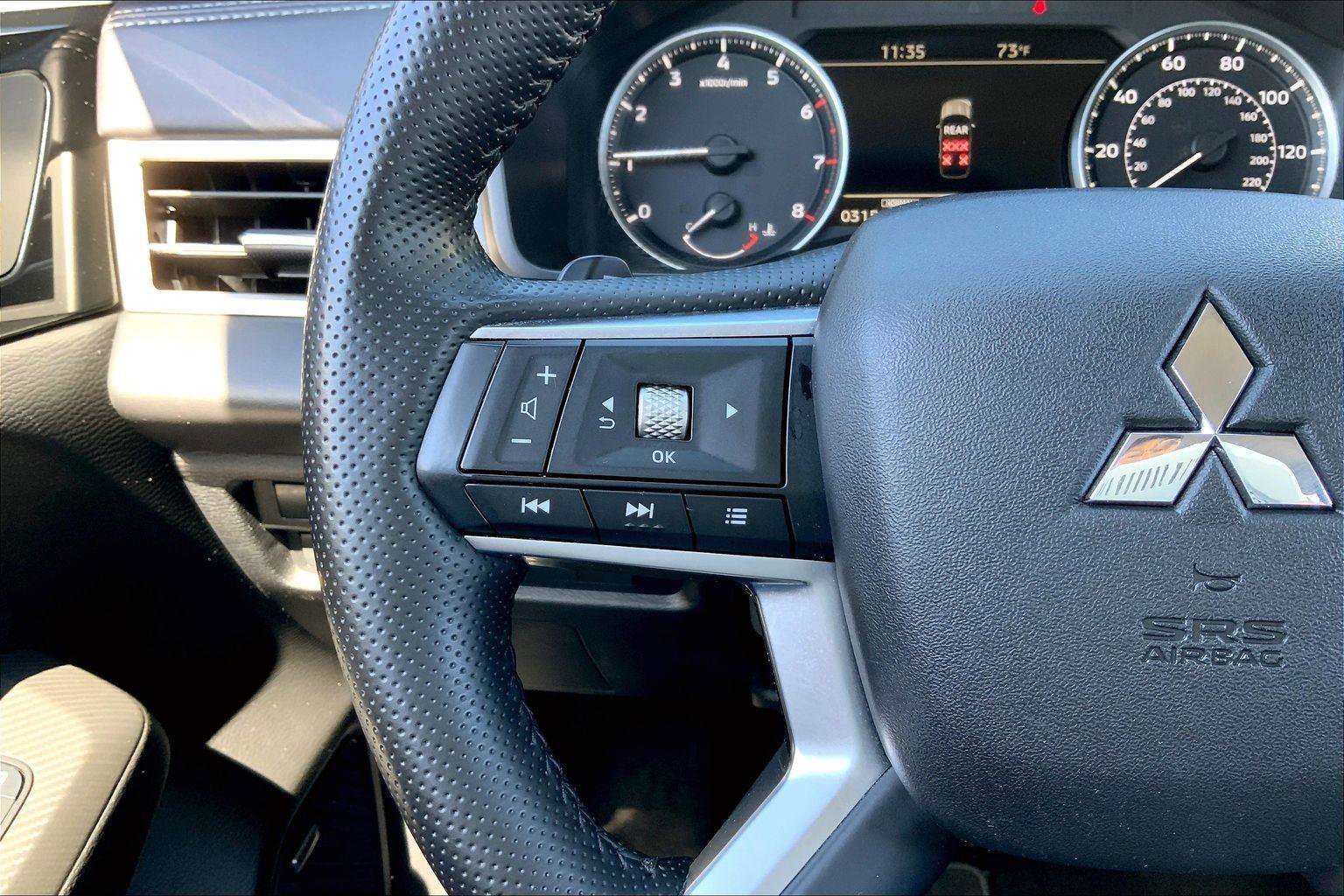 Used 2025 Mitsubishi Outlander SE image 17