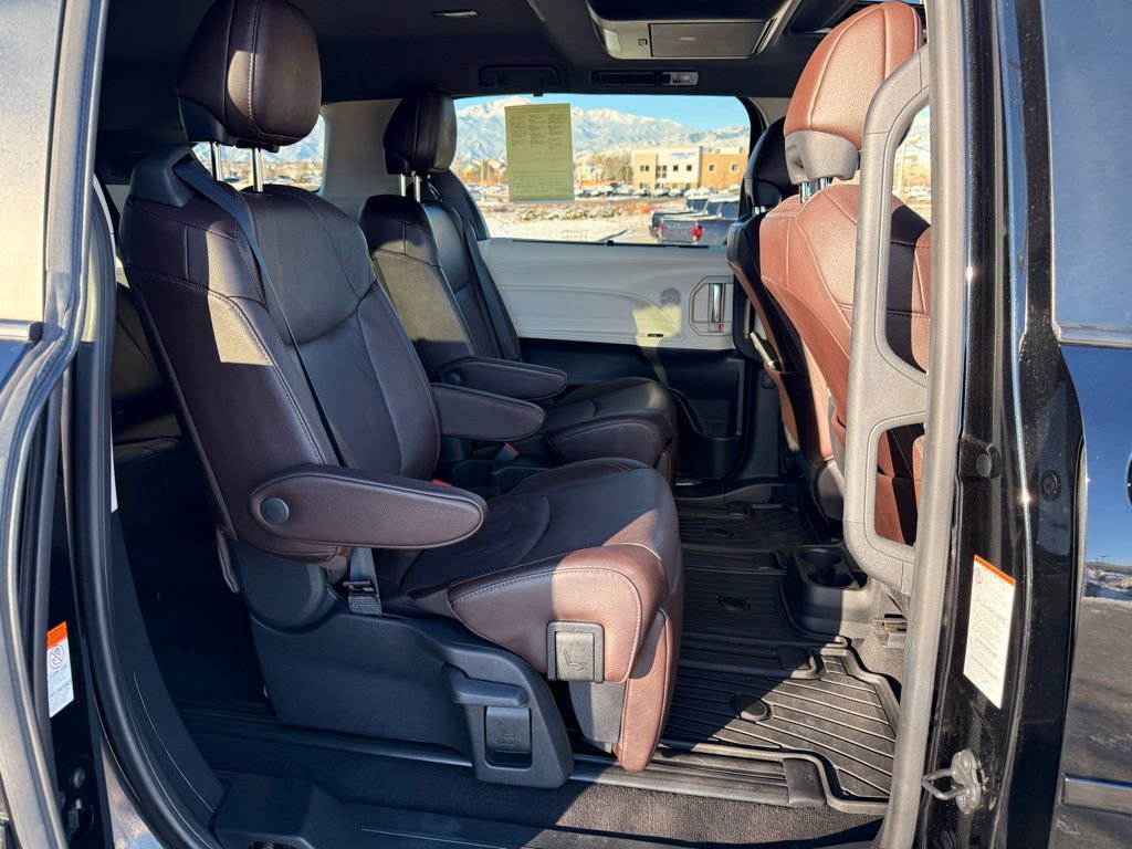 Used 2022 Toyota Sienna Platinum image 29