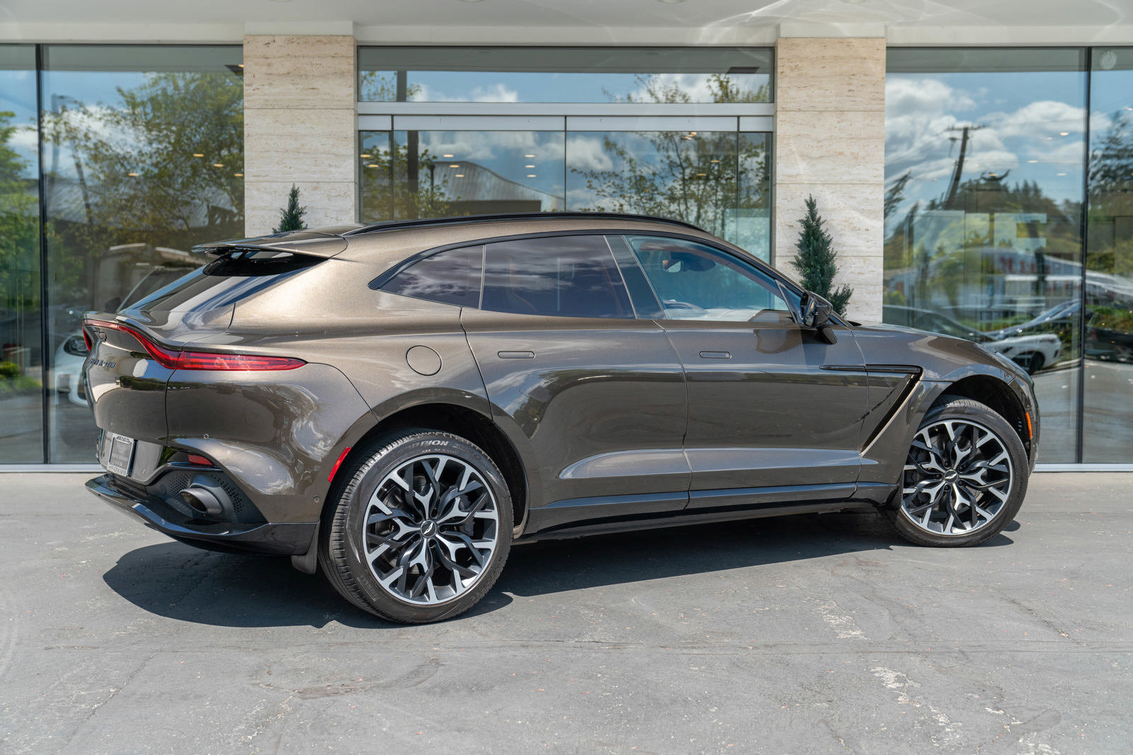 Used 2021 Aston Martin DBX image 54