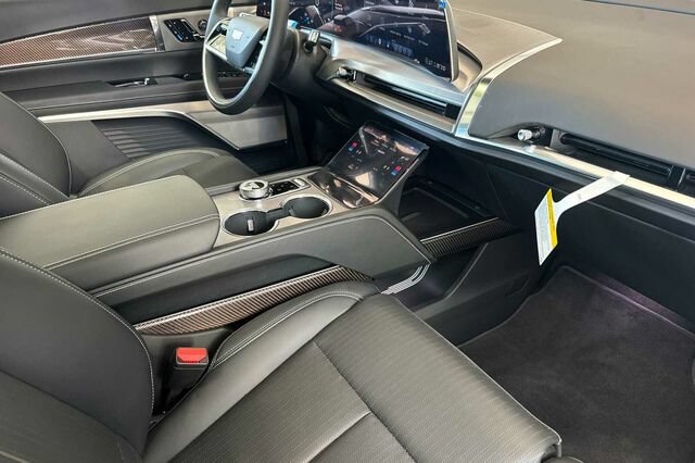 New 2027 Cadillac Vistiq Luxury w/ LPO, Floor Liner Package AWD/4WD image 17