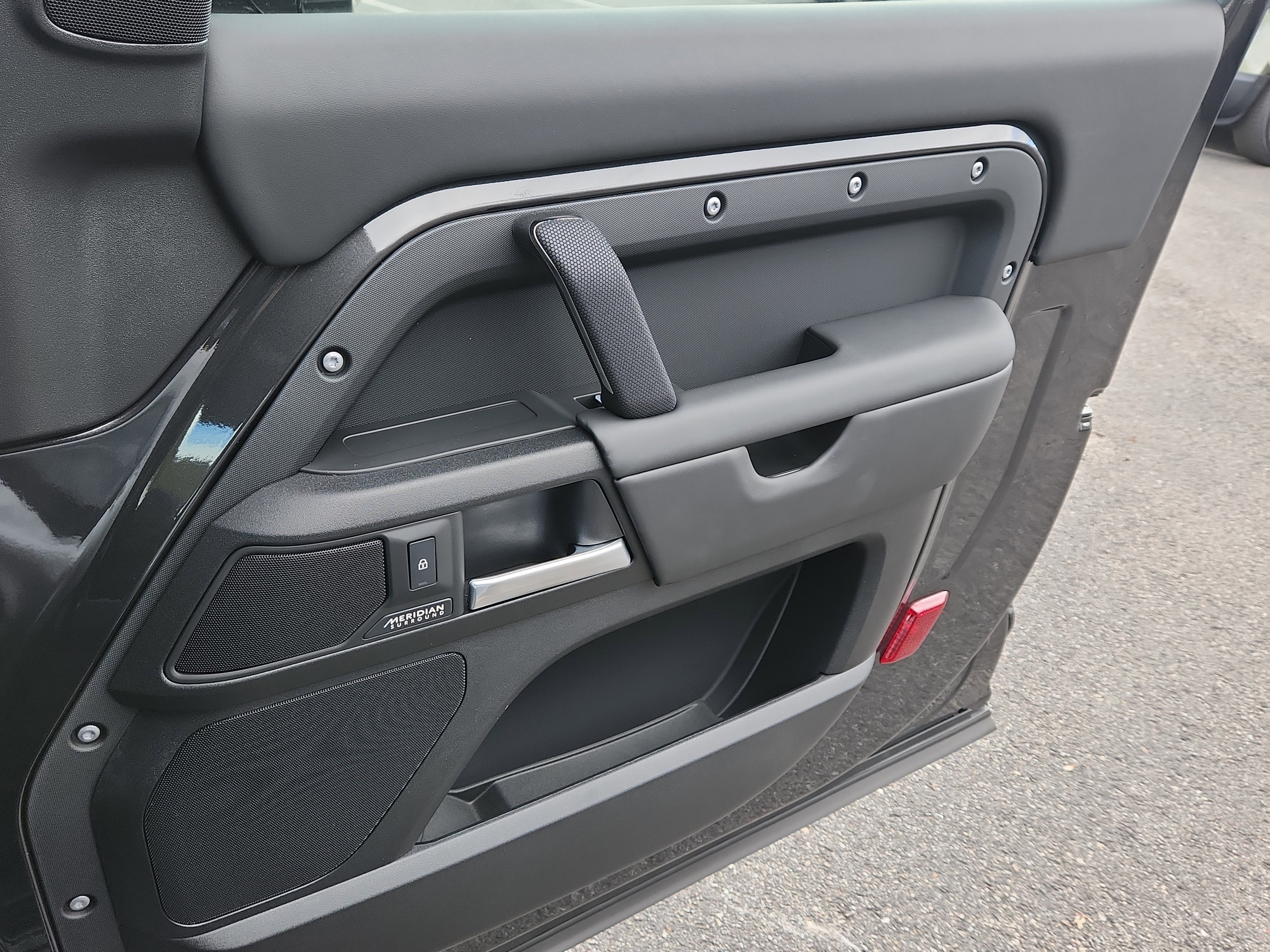 New 2025 Land Rover Defender 90 V8 image 19