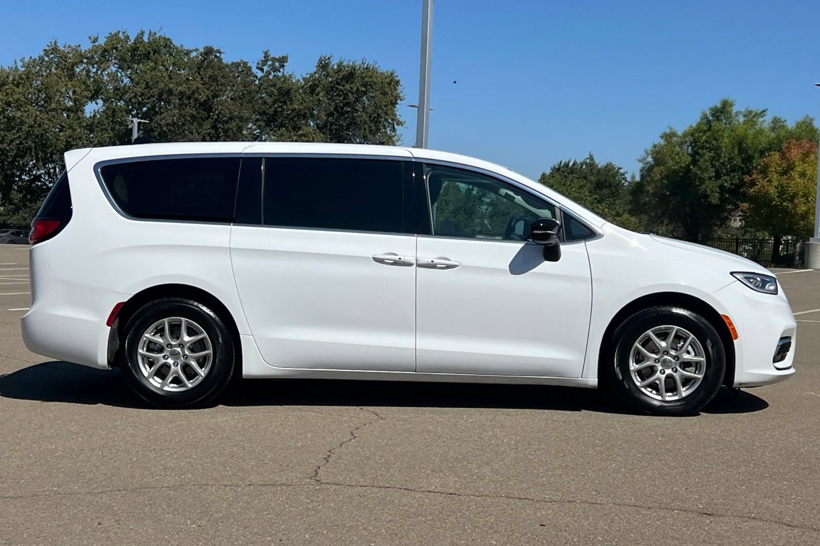 Used 2024 Chrysler Pacifica Touring-L FWD image 3