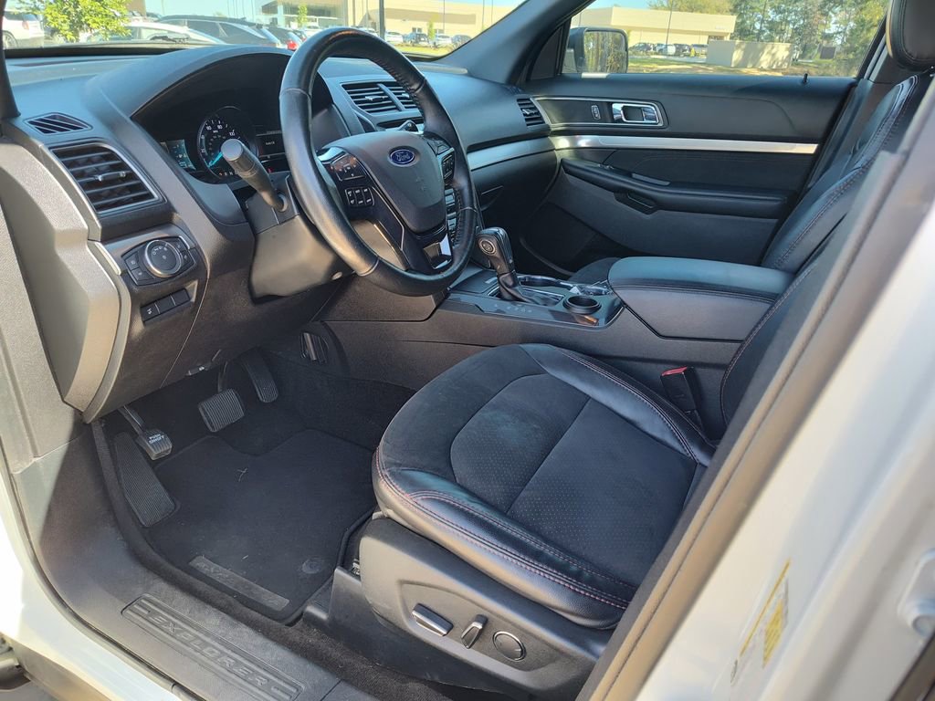 Used 2018 Ford Explorer XLT w/ Equipment Group 202A image 2
