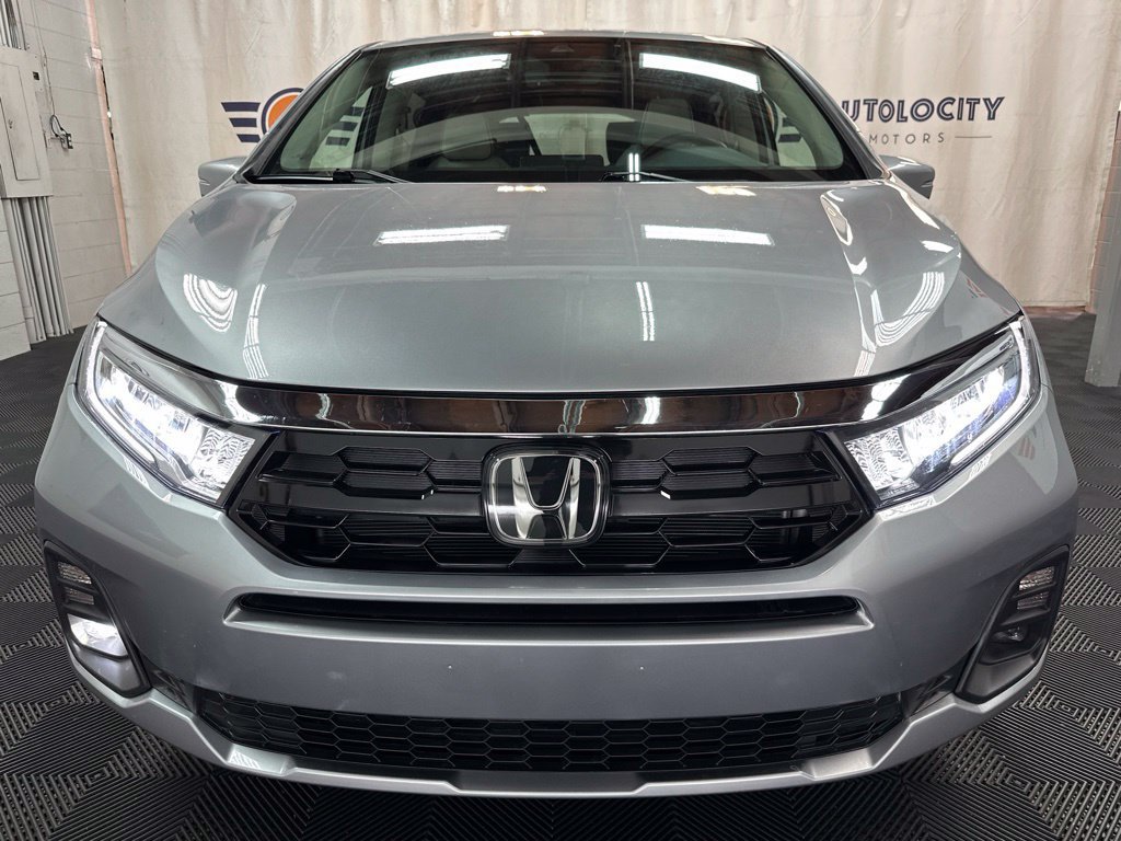Used 2025 Honda Odyssey Touring image 3