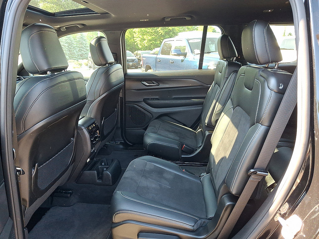Certified 2025 Jeep Grand Cherokee L Altitude AWD/4WD image 12