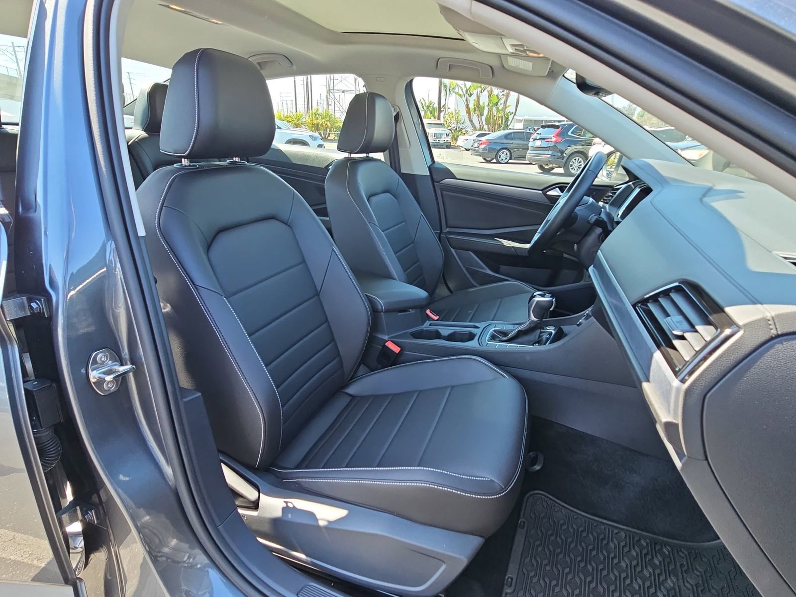 Certified 2023 Volkswagen Jetta SE w/ Panoramic Sunroof Package FWD image 10