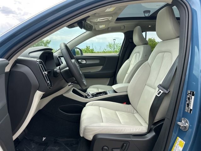 Certified 2023 Volvo XC40 B5 Plus w/ Climate Package AWD/4WD image 17