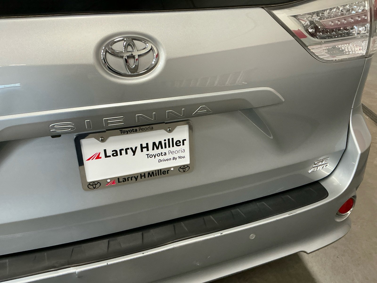 Used 2019 Toyota Sienna SE Premium w/ Carpet Mat Package AWD/4WD image 25