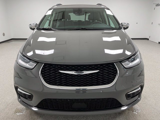 Used 2023 Chrysler Pacifica Limited FWD image 3