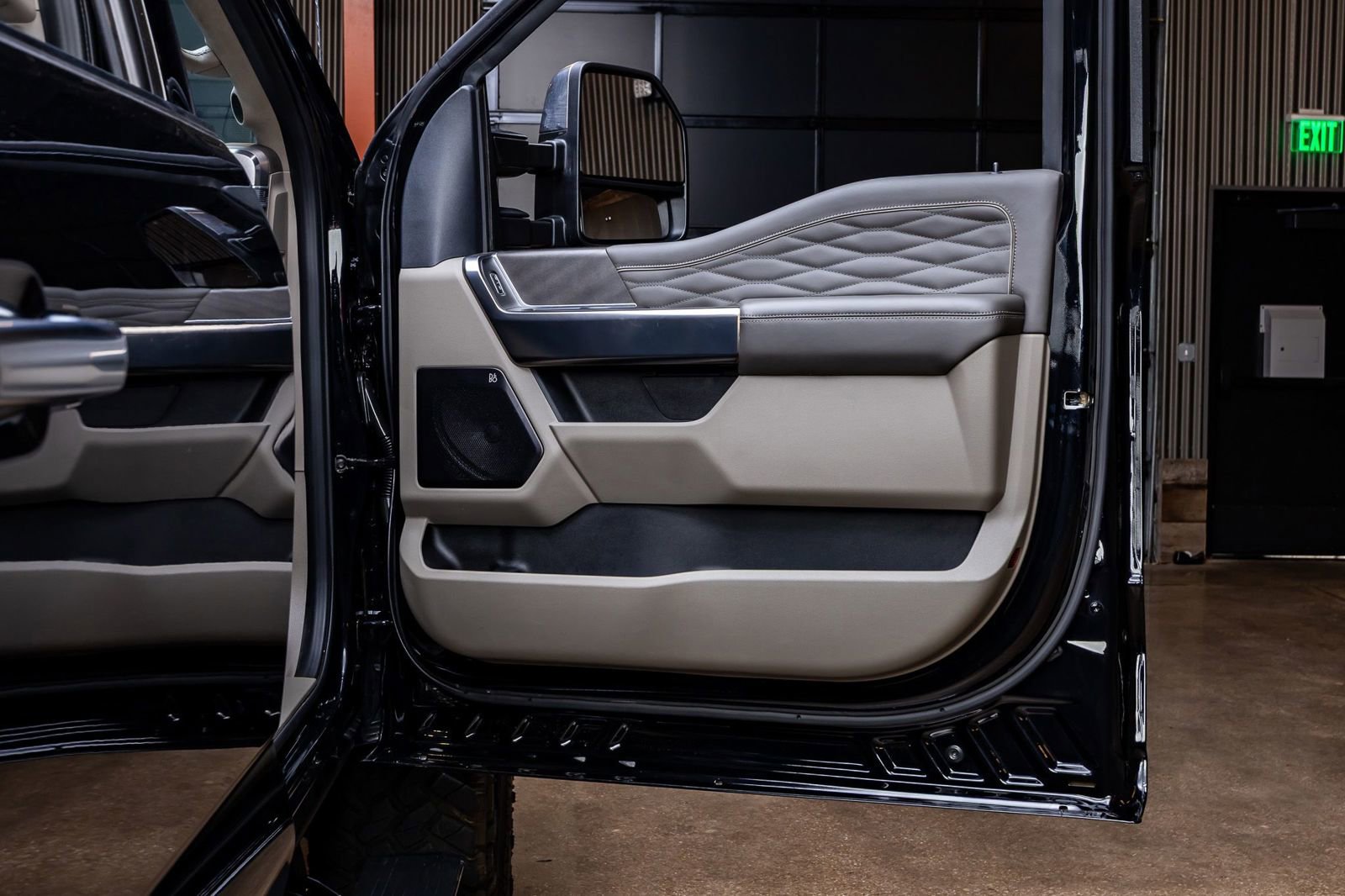 Used 2025 Ford F250 Platinum w/ Platinum Plus Package image 36